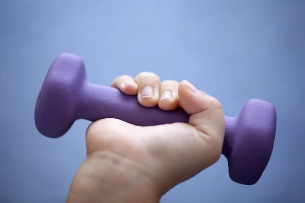 Van het kind hand oefening met dumbbell — Stockfoto