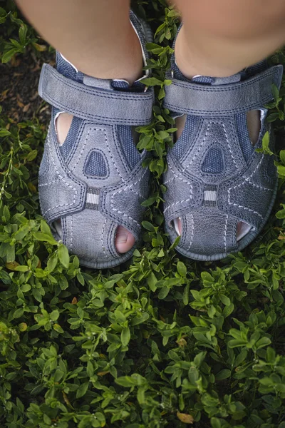 緑の芝生で子供の足 — ストック写真
