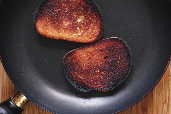 Çok fazla kavrulmuş tost kızartma tavası — Stok fotoğraf