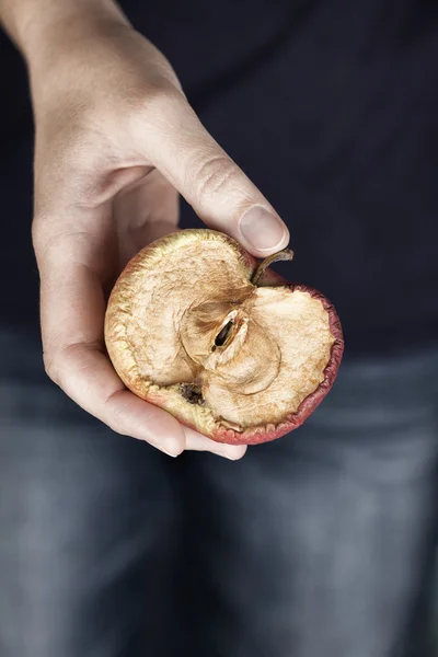 La mitad de la vieja manzana podrida —  Fotos de Stock