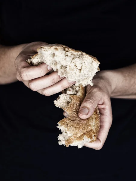 Kobieta w ręce trzymając kawałki chleba — Zdjęcie stockowe