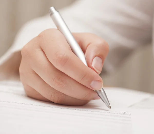 Businesswoman signing contract — Stockfoto