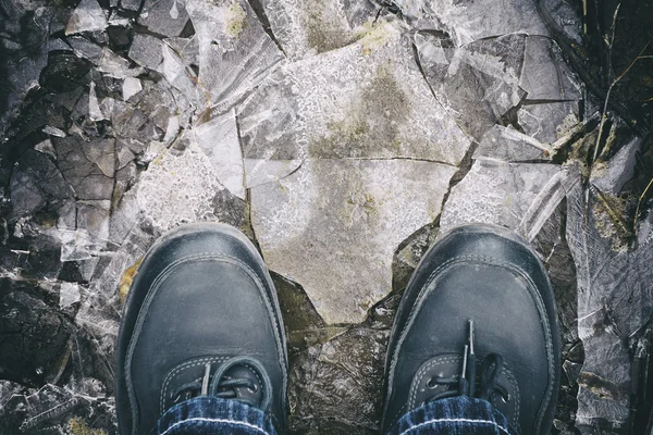 Muž a ledové špinavá louže — Stock fotografie