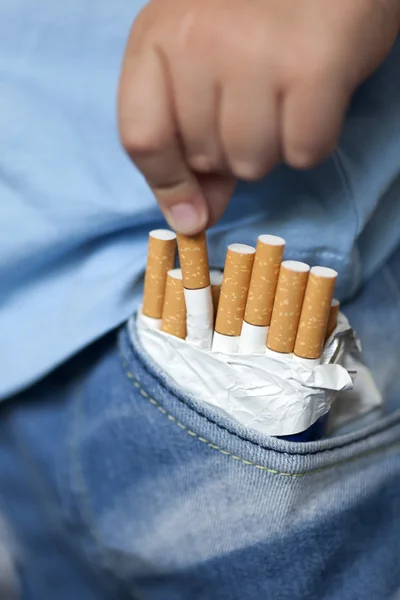 Child and cigarette — Stock Photo, Image