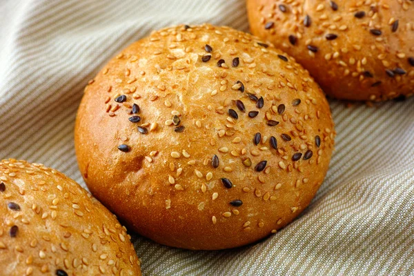 Bun with flax and sesame seeds — Stock Photo, Image