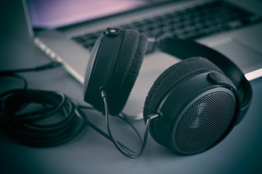 Studio dizüstü bilgisayarda HiFi Kulaklık