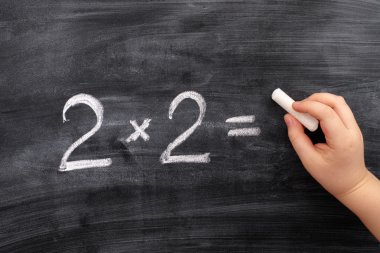 Çocuk çözme matematik problemi tahtaya
