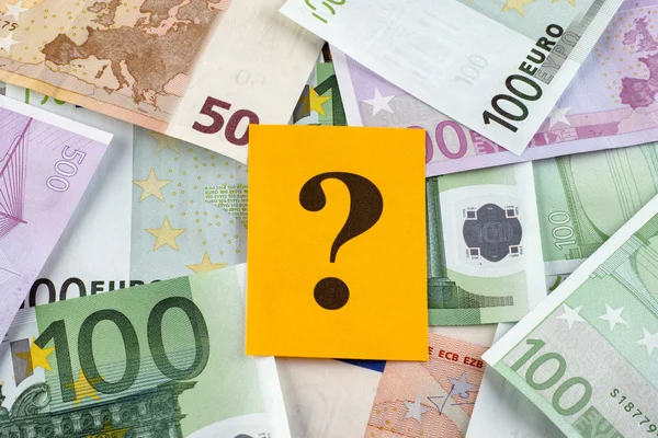 Ponto de interrogação sobre as notas de euro — Fotografia de Stock