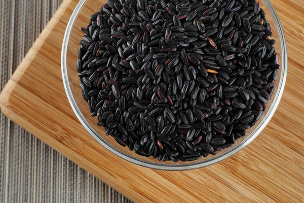 Arroz preto em uma tigela — Fotografia de Stock