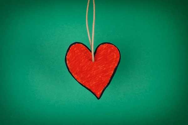 Κόκκινο χαρτί καρδιά σε πράσινο φόντο — Φωτογραφία Αρχείου