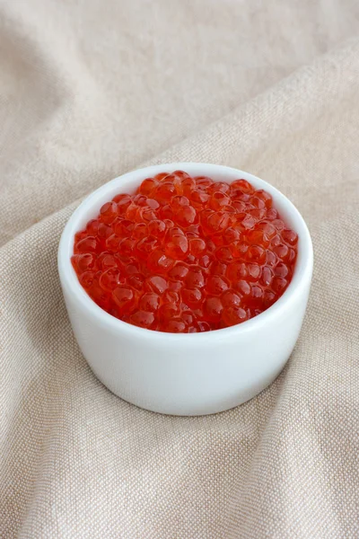 Caviar rojo en un tazón blanco —  Fotos de Stock