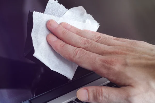 Man schoonmaak laptop scherm — Stockfoto