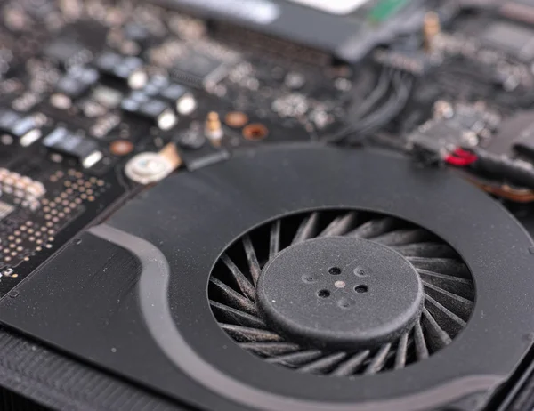 Ventilador de laptop com poeira e placa de sistema — Fotografia de Stock