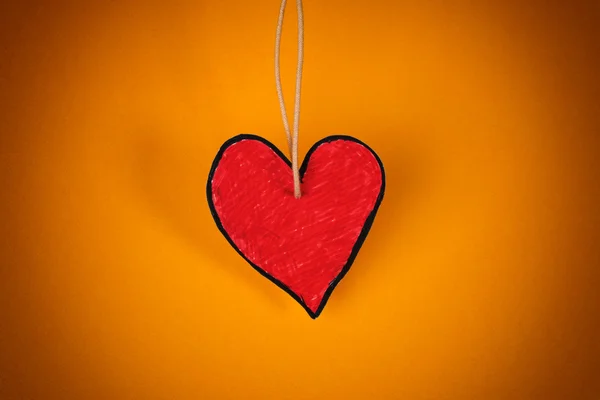 Sarı bir arka plan üzerinde kırmızı kağıt kalp — Stok fotoğraf