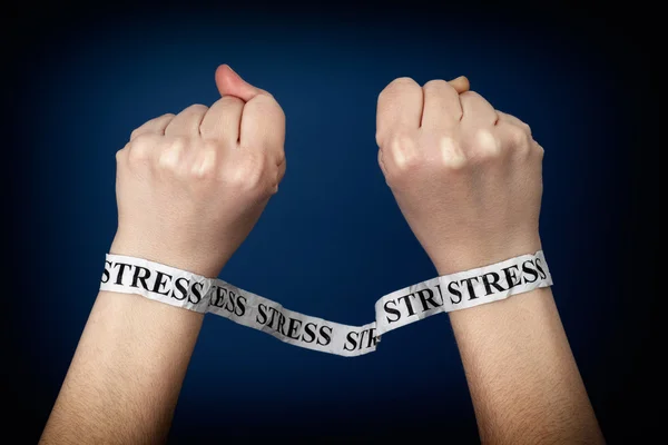 Ordet stress på person händer — Stockfoto