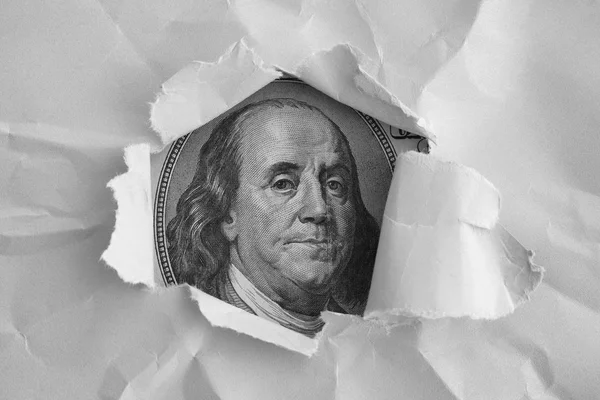 Benjamin Franklin yüz yırtık kağıt izlerken — Stok fotoğraf