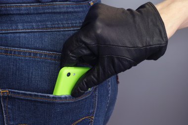 Geri cep cep telefonu çalan hırsız