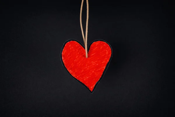 Red paper heart on a black background — Stock Photo, Image