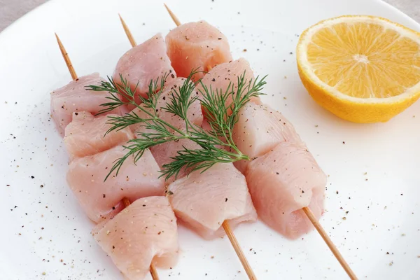 Raw chicken souvlaki — Stock Photo, Image