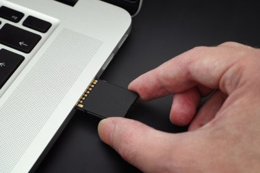 SD kart dizüstü bilgisayar ekleme