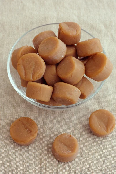 Toffee caramel candies in a glass bowl — Stock Photo, Image