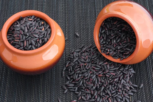 Arroz preto nos vasos de barro — Fotografia de Stock