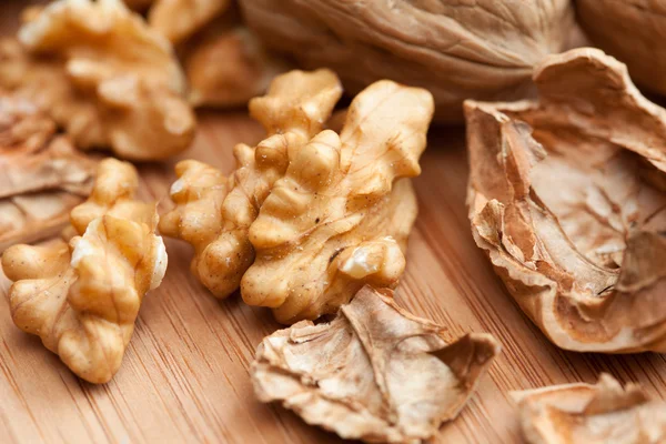 Ořechy na dřevěném pozadí — Stock fotografie
