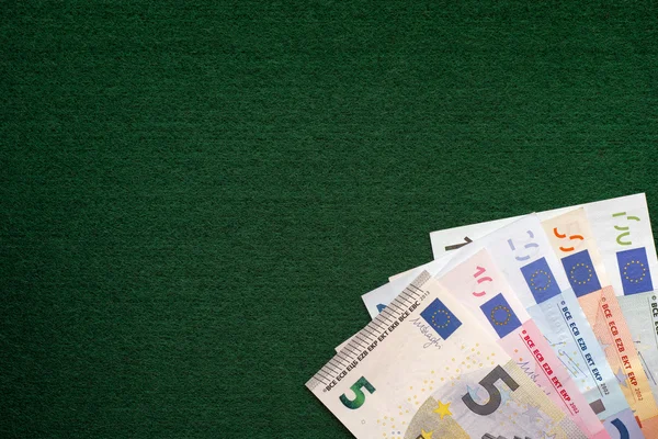 Банкноты евро на зеленом фоне — стоковое фото