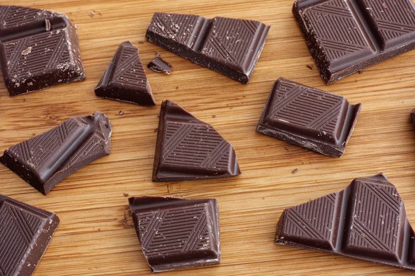 Gebrochene dunkle Bio-Schokolade — Stockfoto