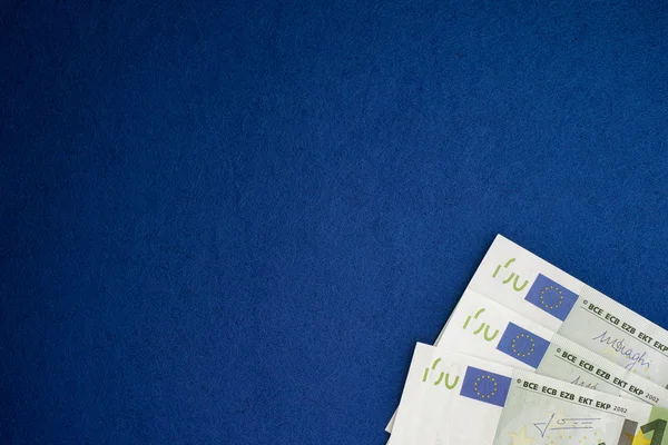 Montante de notas de euro sobre fundo azul — Fotografia de Stock