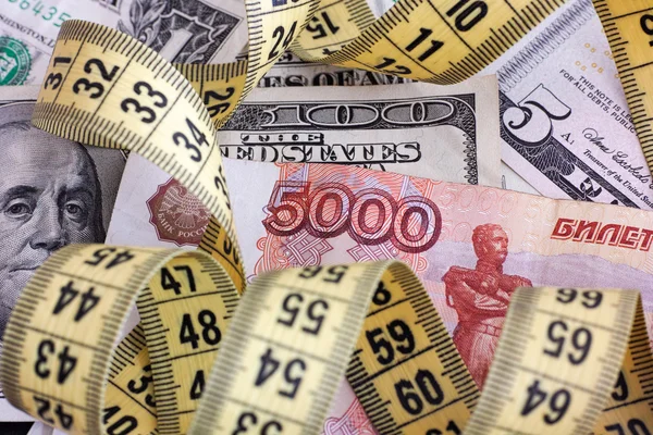 Cinco mil rublos con cinta métrica en billetes de dólar — Foto de Stock