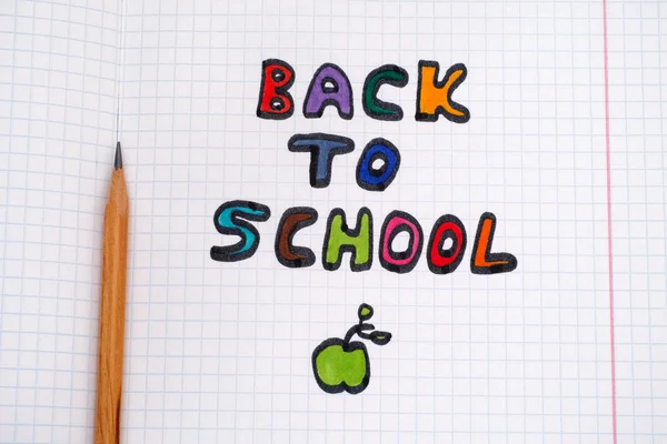 Μολύβια και πολύχρωμα φράση επιστροφή στο σχολείο — Φωτογραφία Αρχείου