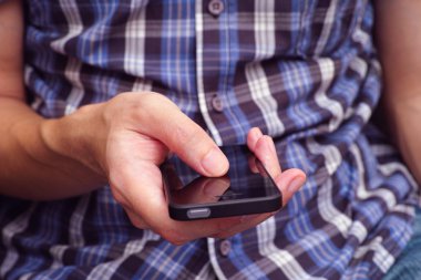 Mobil akıllı telefon kullanan genç adam