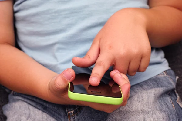 Niño usando el teléfono inteligente móvil — Foto de Stock