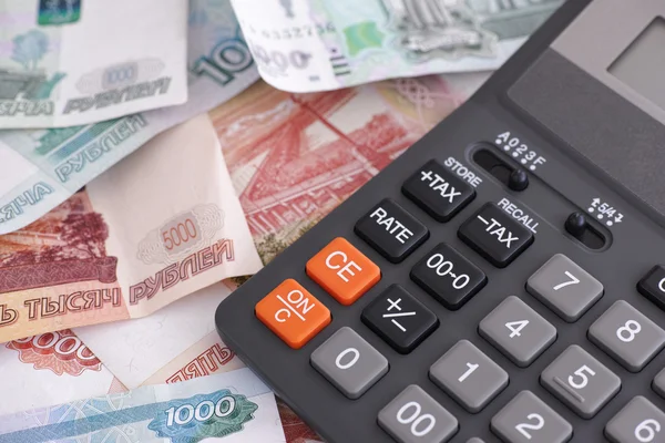 Billetes de rublo rusos y calculadora Imagen de archivo