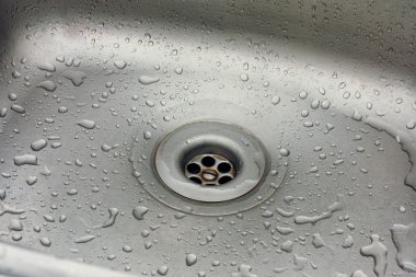 Su damlaları ile lavabo.