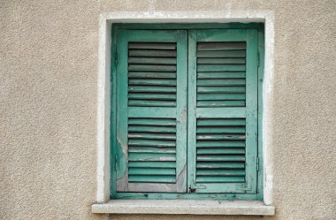 Kapalı panjurlu eski pencere