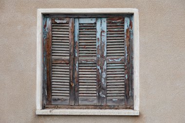 Kapalı panjurlu eski pencere