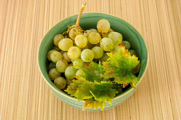 Fresh organic white grapes in a bowl — Stock Photo, Image