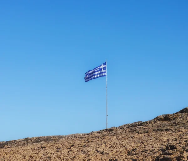 Grecką banderą machając nad niebieski niebo — Zdjęcie stockowe