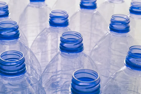 Prázdné plastové láhve na vodu — Stock fotografie
