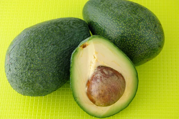 Avocado on a green background — Stock Photo, Image