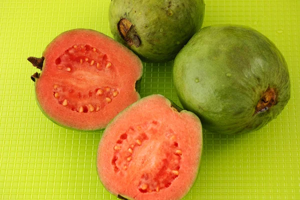 Färska ekologiska guava frukt — Stockfoto