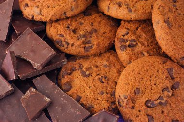 Ev yapımı çikolatalı kurabiyeler.