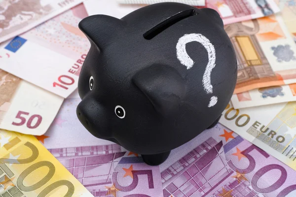 Banco piggy preto com ponto de interrogação e notas de euro — Fotografia de Stock