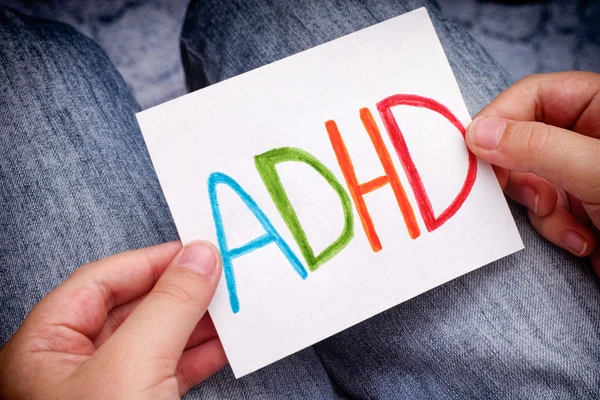 Nuori poika omistaa ADHD tekstiä kirjoitettu paperiarkki — kuvapankkivalokuva