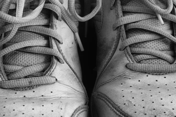 Vieux sales chaussures de sport — Photo