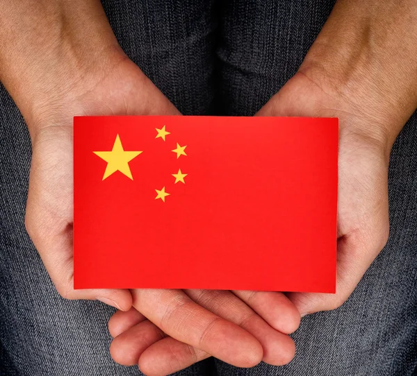 Žena držící čínské vlajky na dlaních — Stock fotografie