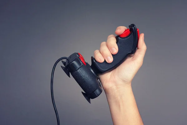 Personen har retro joystick i handen — Stockfoto