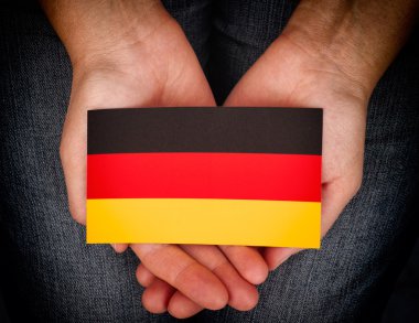 Alman bayrağı onun avucunda tutan kadın